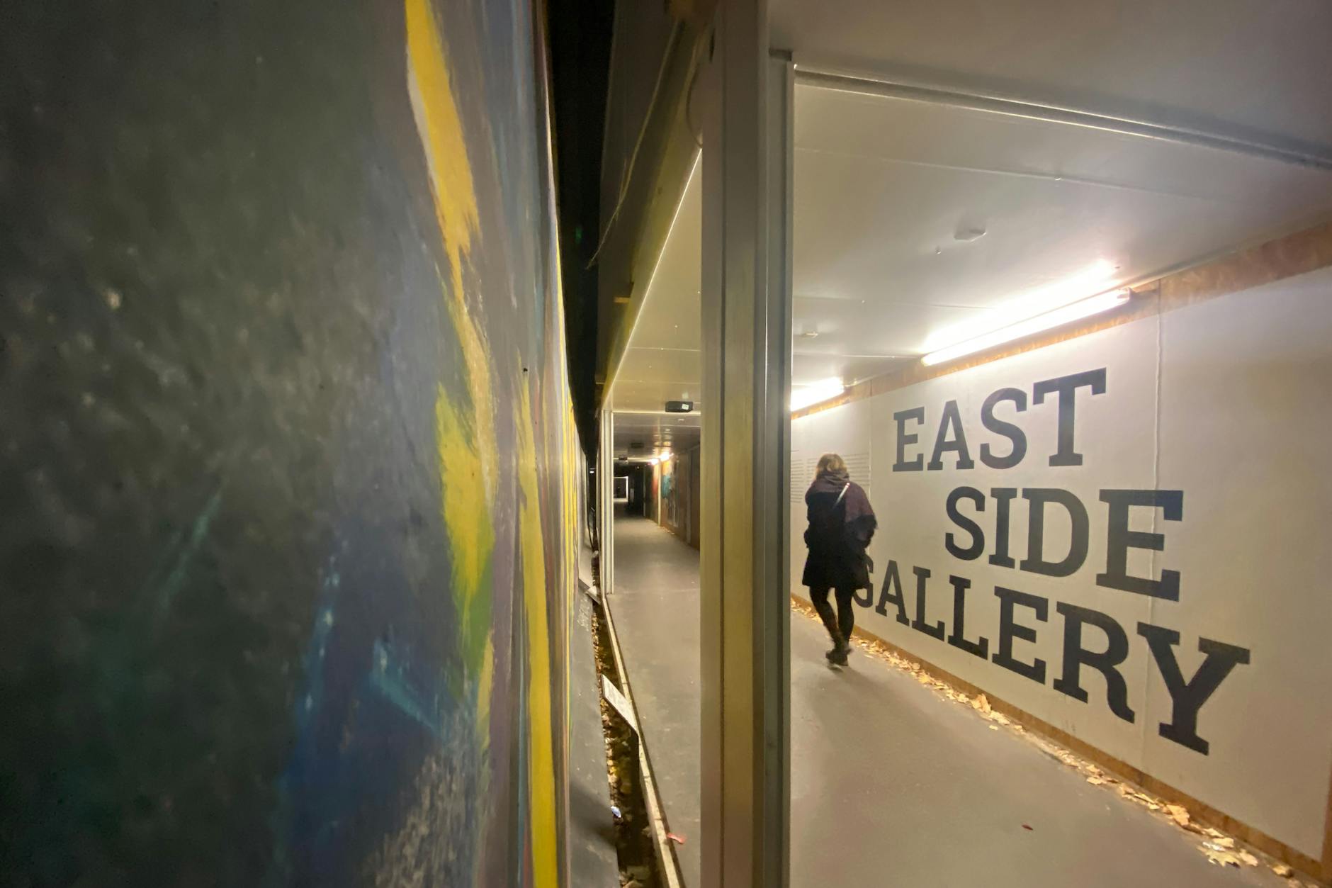 Die Angst läuft mit: Eine Frau geht an der East Side Gallery vorbei. (Symbolbild)