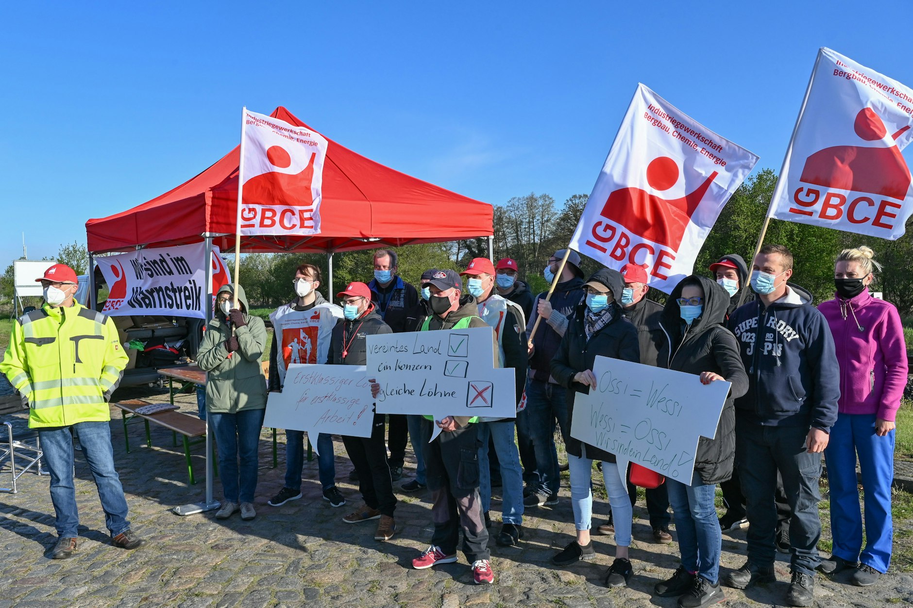Mitarbeiter des Verpackungsherstellers Linpac bei einem Warnstreik vor dem Werksgelände im Jahr 2021