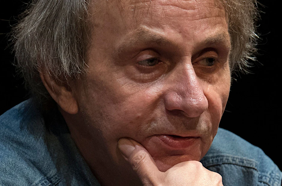 ARCHIV - Der französische Schriftsteller Michel Houellebecq auf der Frankfurter Buchmesse 2017.  