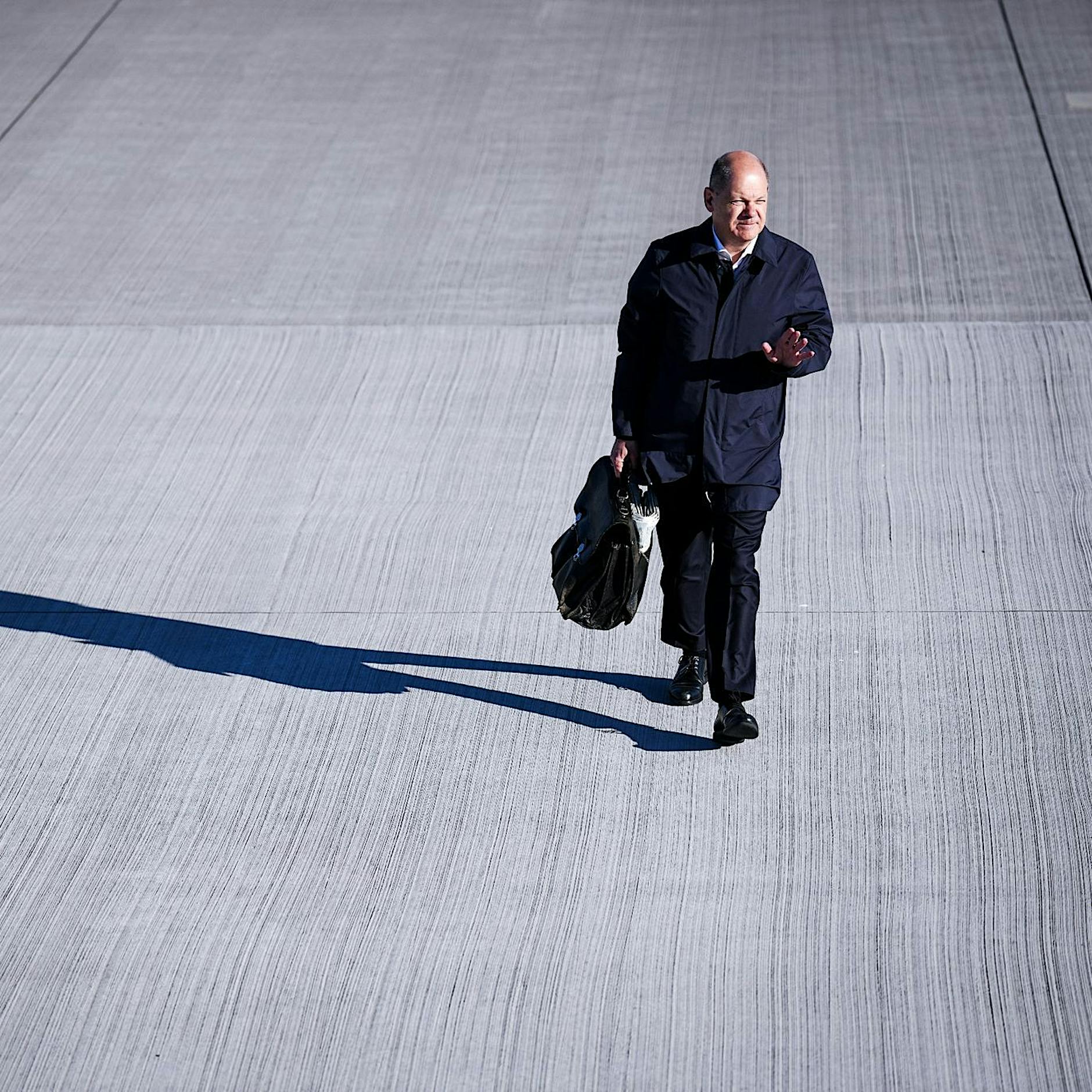 Mann umarmt Kanzler Olaf Scholz am Flughafen: Was ein Personenschützer dazu sagt