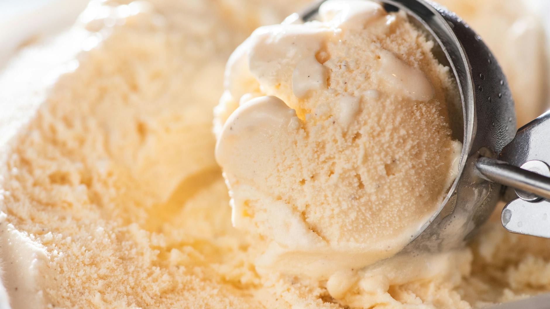 Das Rezept für Vanilleeis ohne Eismaschine ist super einfach und lecker.