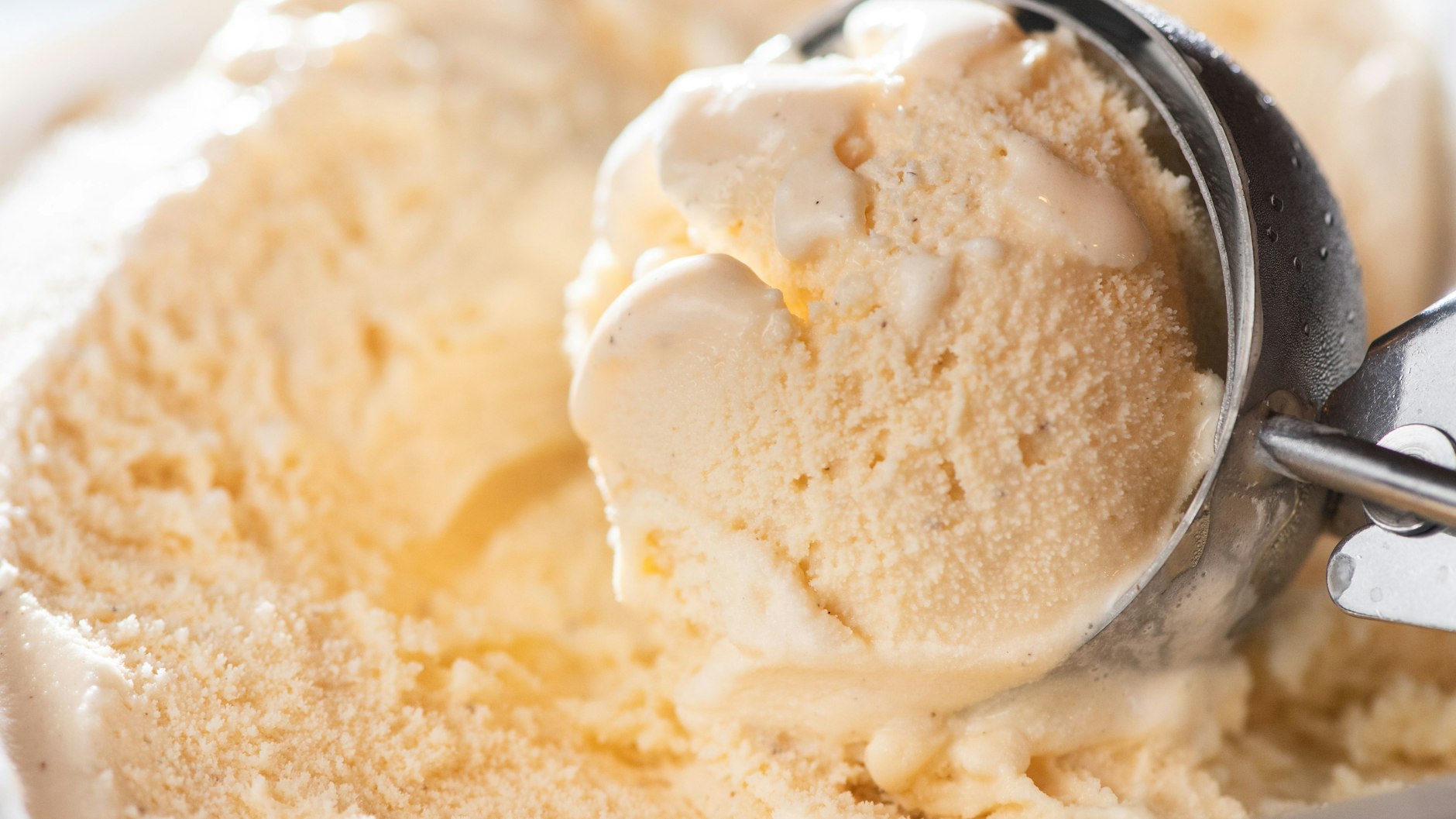 Das Rezept für Vanilleeis ohne Eismaschine ist super einfach und lecker.