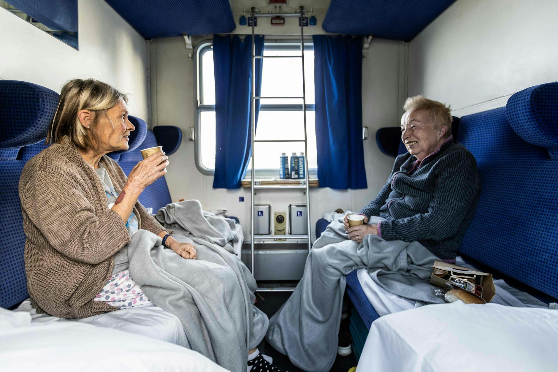 Im Liegeabteil des European Sleeper nach Brüssel haben es sich zwei Damen gemütlich gemacht. 