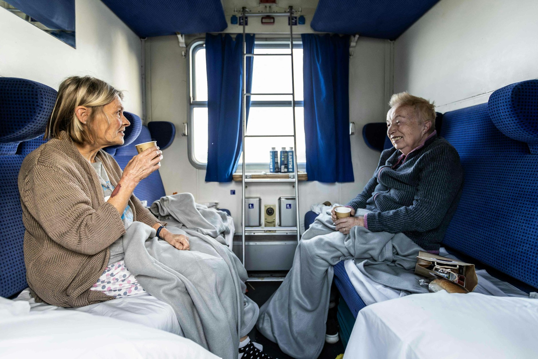 Im Liegeabteil des European Sleeper nach Brüssel haben es sich zwei Damen gemütlich gemacht.&nbsp;&nbsp;