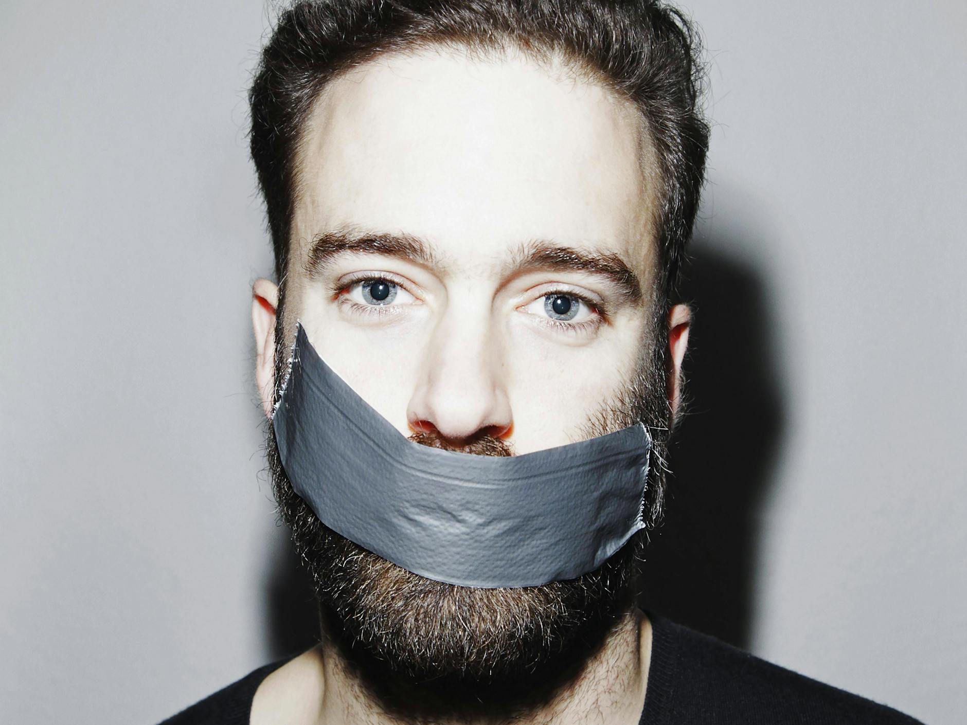 Vor dem Zubettgehen Mund zukleben? Für viele Menschen gehört das zur abendlichen Routine.