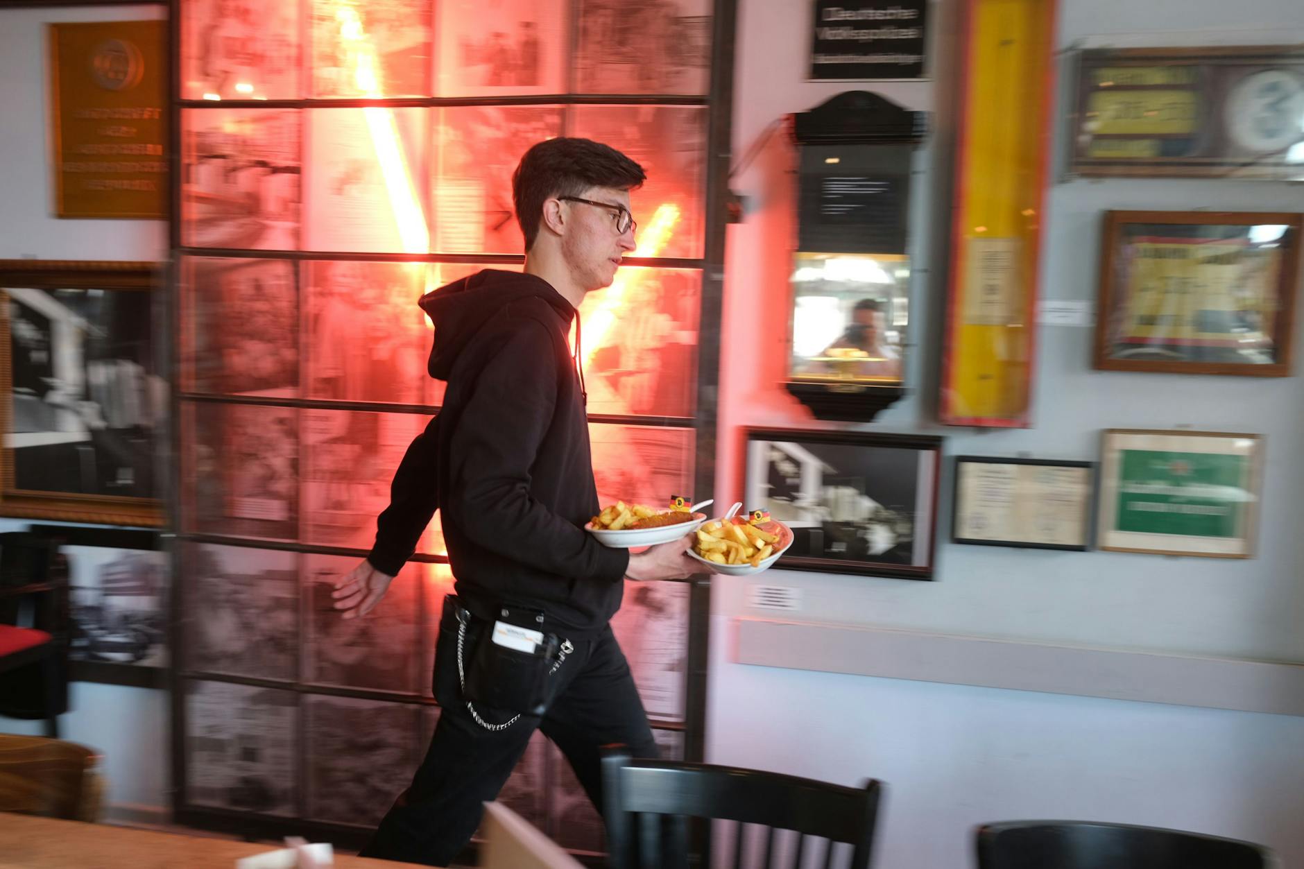 Fünf Meter sind es von der Küche, bis die Kellner den Gastraum betreten. Am Durchgang hängt ein Schild: Straße der Deutsch-Sowjetischen Freundschaft.