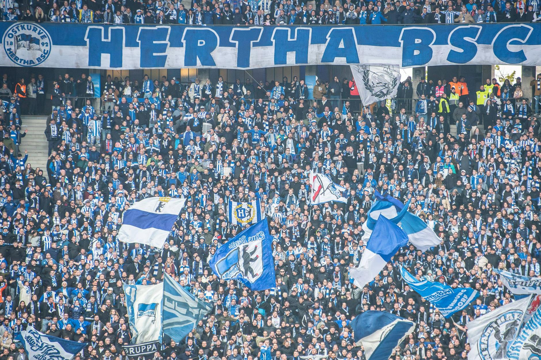 Trotz Abstiegs stehen Herthas Fans voll hinter ihrem Verein und sorgten für einen neuen Zuschauerrekord.