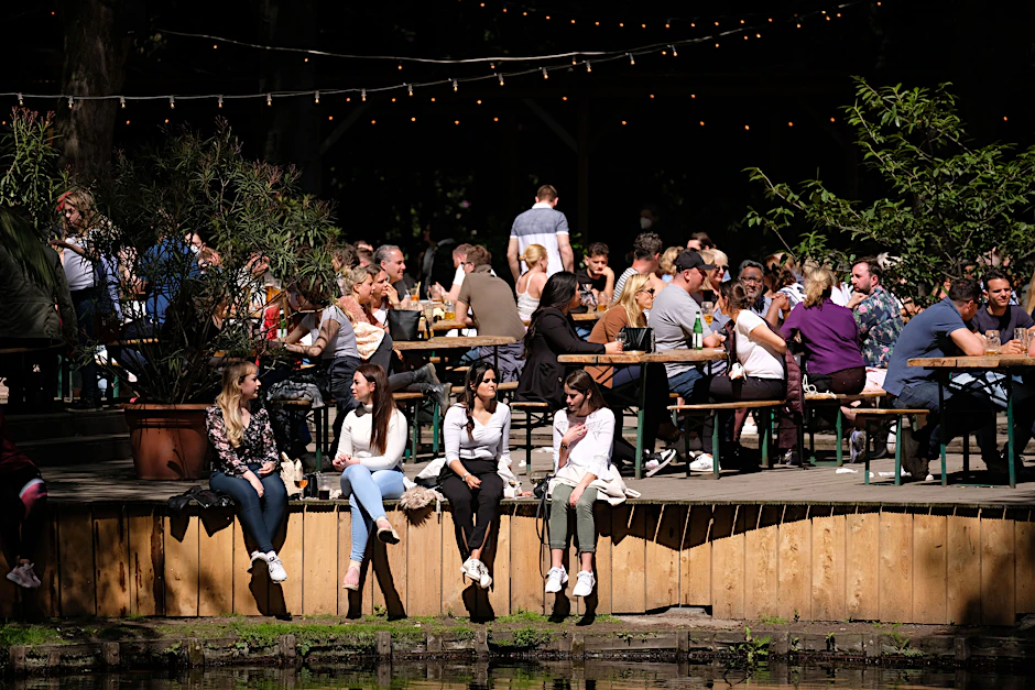 Im Café am Neuen See, liebevoll Cans genannt, gibt es keine schlechten Plätze. Die am Wasser sind jedoch am beliebtesten.