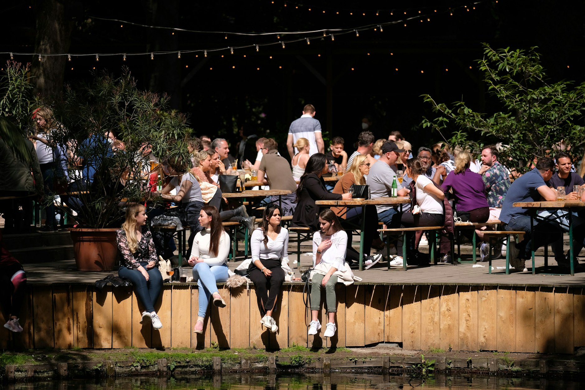 Im Café am Neuen See, liebevoll Cans genannt, gibt es keine schlechten Plätze. Die am Wasser sind jedoch am beliebtesten.