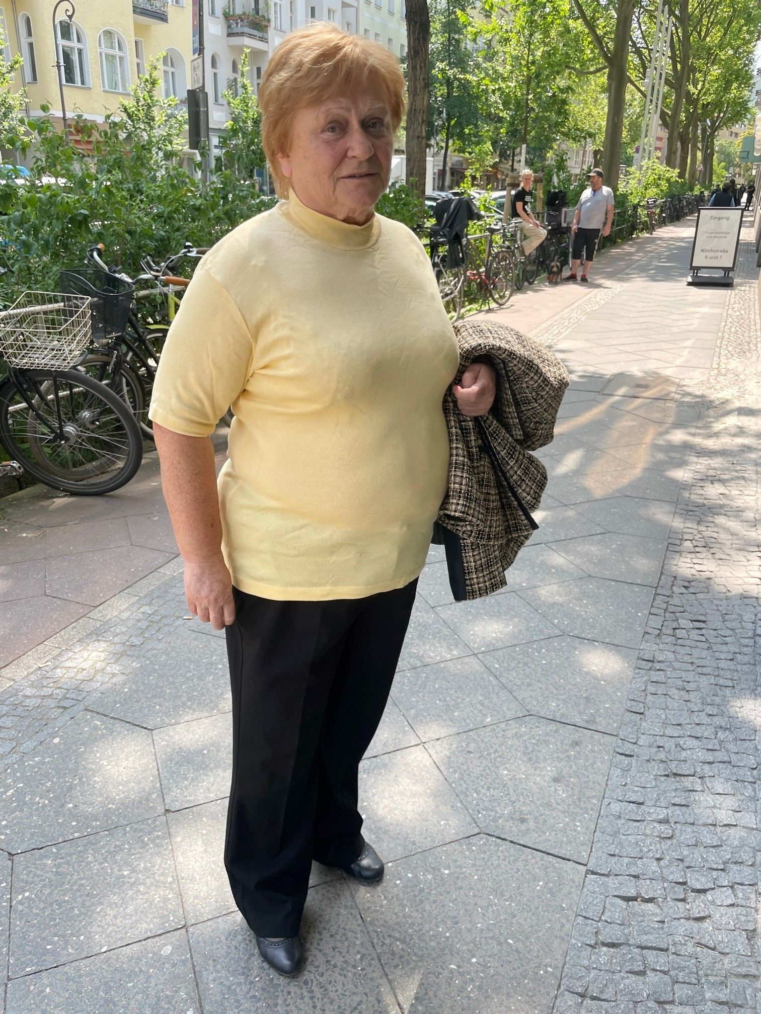 Wegen einer Notbremsung: Frau fliegt durch den Bus