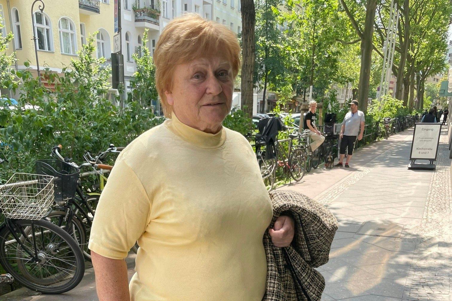 Brigitte M. (72) flog durch die Vollbremsung durch den Bus, verletzte sich an Kopf, Knien und Rippen.