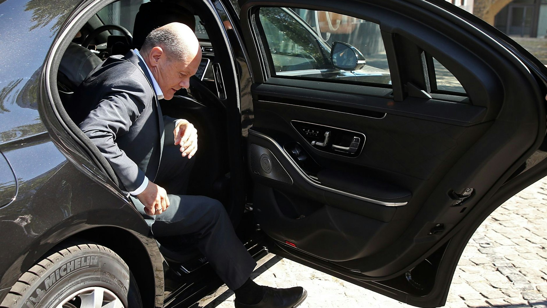 Bundeskanzler Olaf Scholz (SPD) steigt in Berlin aus seinem gepanzerten Dienstwagen.