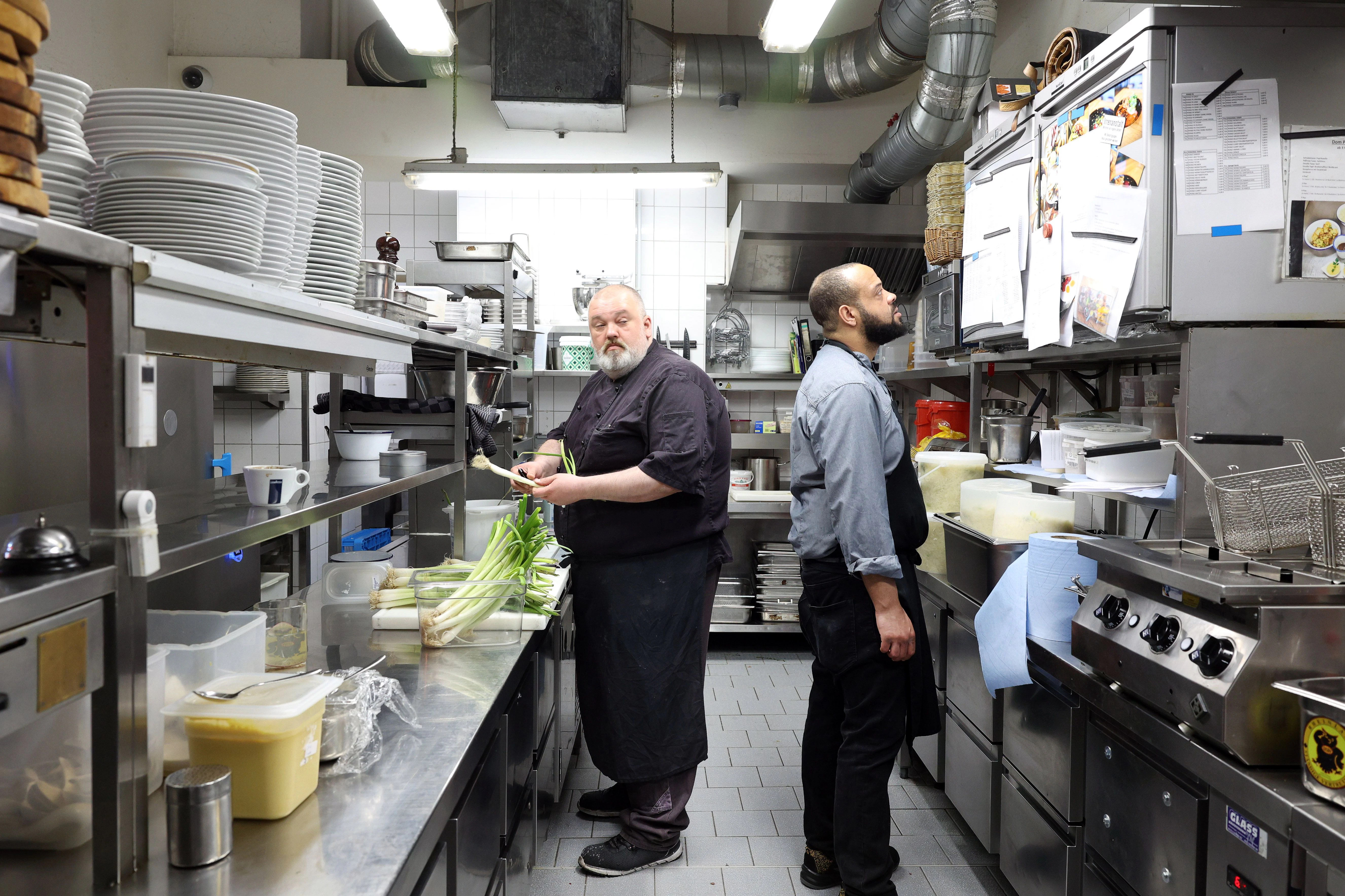 Die Küche ist nicht größer als eine Einraumwohnung.&nbsp;Hier kochen Sergey Engoya, Edson Kameka und ihre Kollegen oft 1000 Essen am Tag.