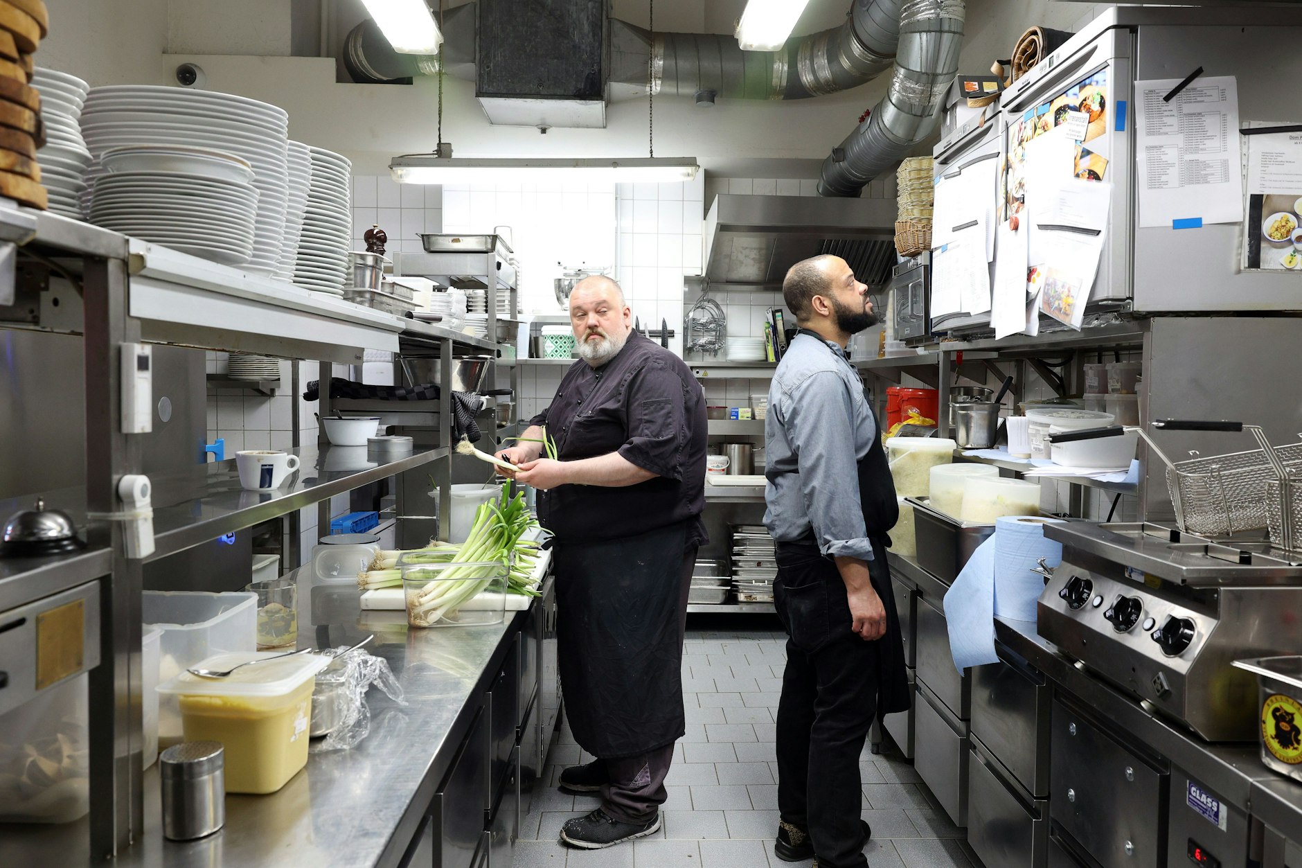 Die Küche ist nicht größer als eine Einraumwohnung.&nbsp;Hier kochen Sergey Engoya, Edson Kameka und ihre Kollegen oft 1000 Essen am Tag.