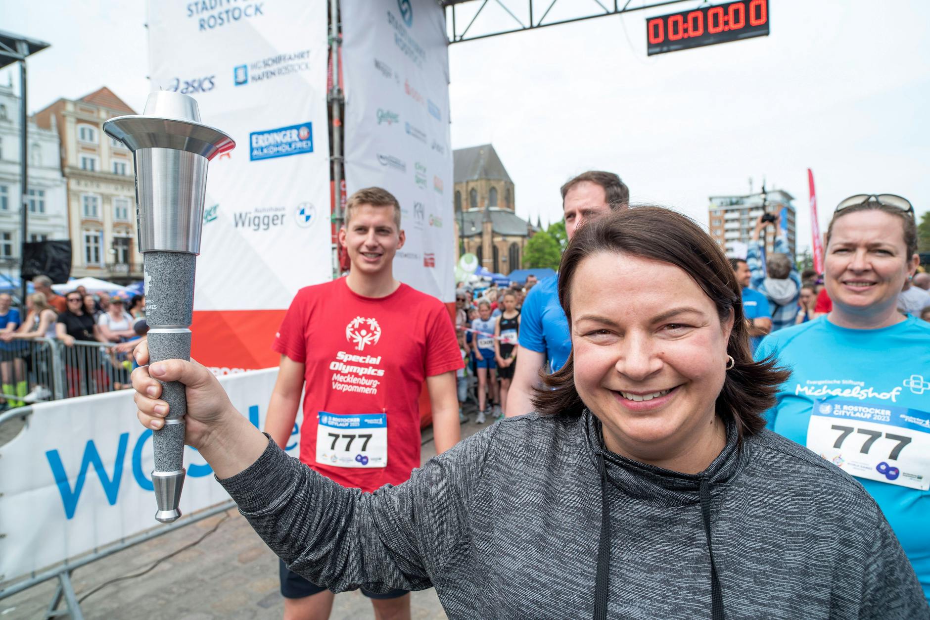 Stefanie Drese, Ministerin für Soziales, Gesundheit und Sport in Mecklenburg-Vorpommern, startet einen Fackellauf auf dem Neuen Markt in Rostock.
