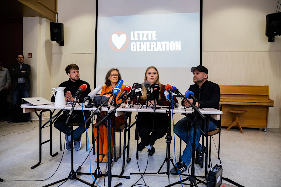 Aktivistinnen und Aktivisten der Letzten Generation (l-r): Joel Schmitt, Marion Fabian, Aimee van Baalen; und Steve Rauhut von der Kirchgemeinde der Reformationskirche in Berlin-Moabit.  