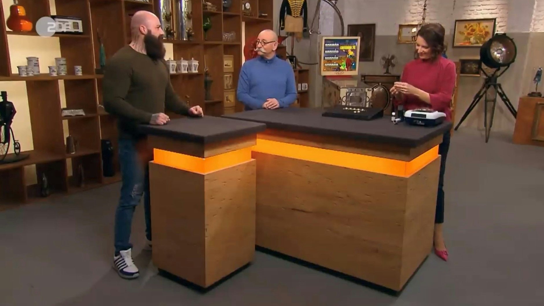 „Bares für Rares“-Expertin Wendela Horz ist ganz begeistert von dem Sputnik-Set.