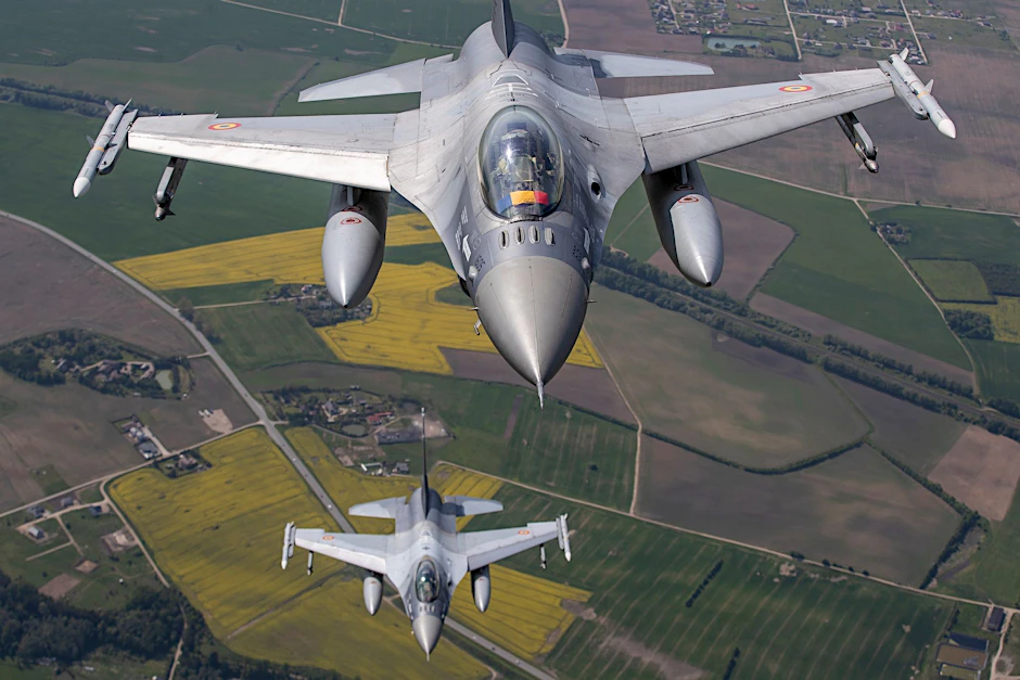 F-16-Kampfflugzeuge der portugiesischen und rumänischen Luftwaffe überwachen den Luftraum über dem Baltikum.  