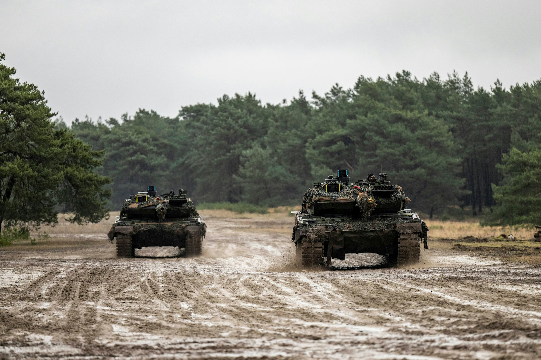 Leopard-2A6-Kampfpanzer auf dem Übungsgelände der Generalfeldmarschall-Rommel-Kaserne in Augustdorf bei Bielefeld