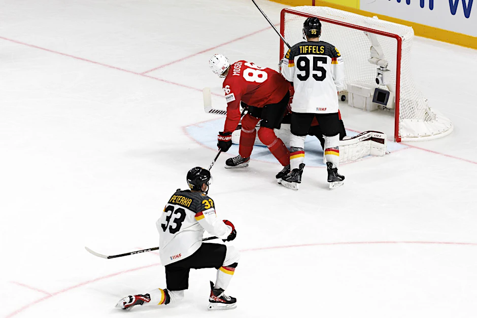 John Peterka (l) aus Deutschland trifft zum 1:2.  