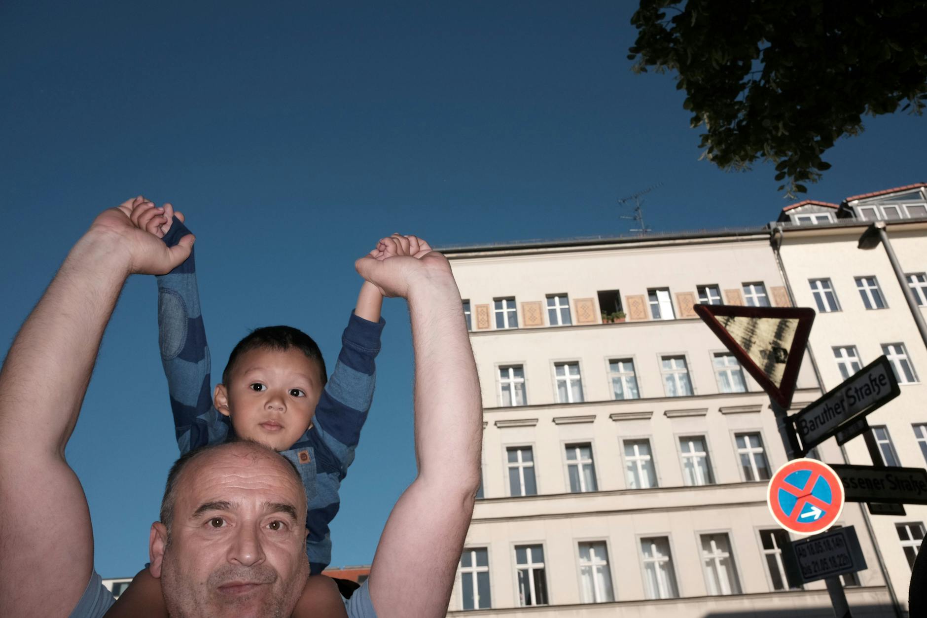 Es wird wieder wild werden beim Karneval der Kulturen in Kreuzberg: Nach langer Coronapause findet er endlich wieder statt. Autos haben in dem Bereich keine Chance, durchzukommen.