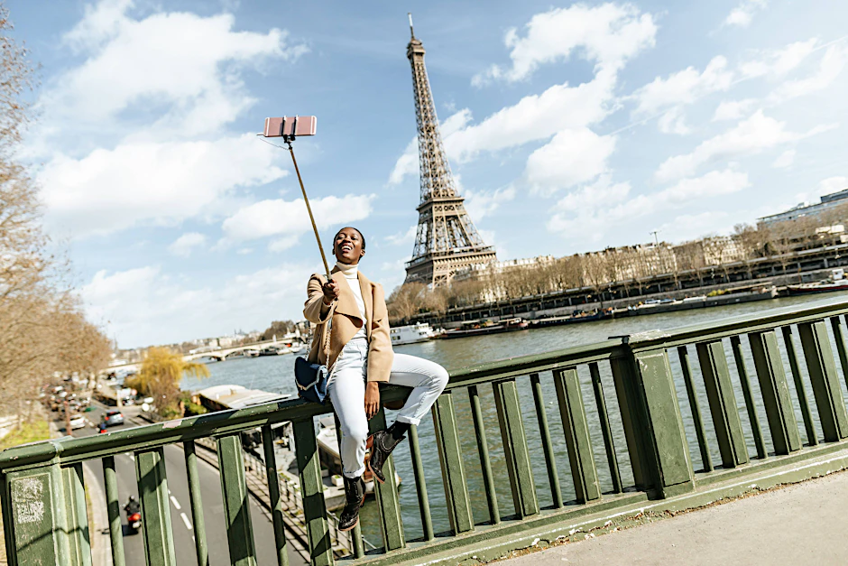 Frau, Stick, Kamera und ein Turm