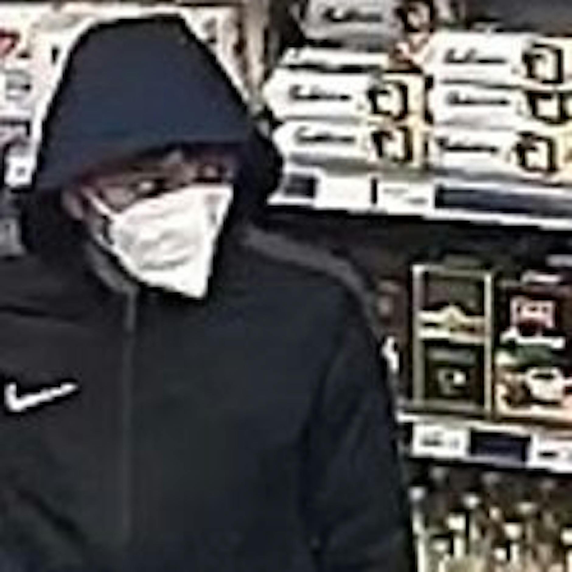 Berliner Polizei fahndet nach Tankstellen-Räubern: Wer kennt diese Männer?