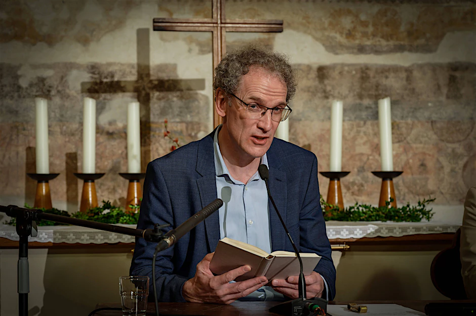 Dirk Oschmann bei einer Lesung in Potsdam