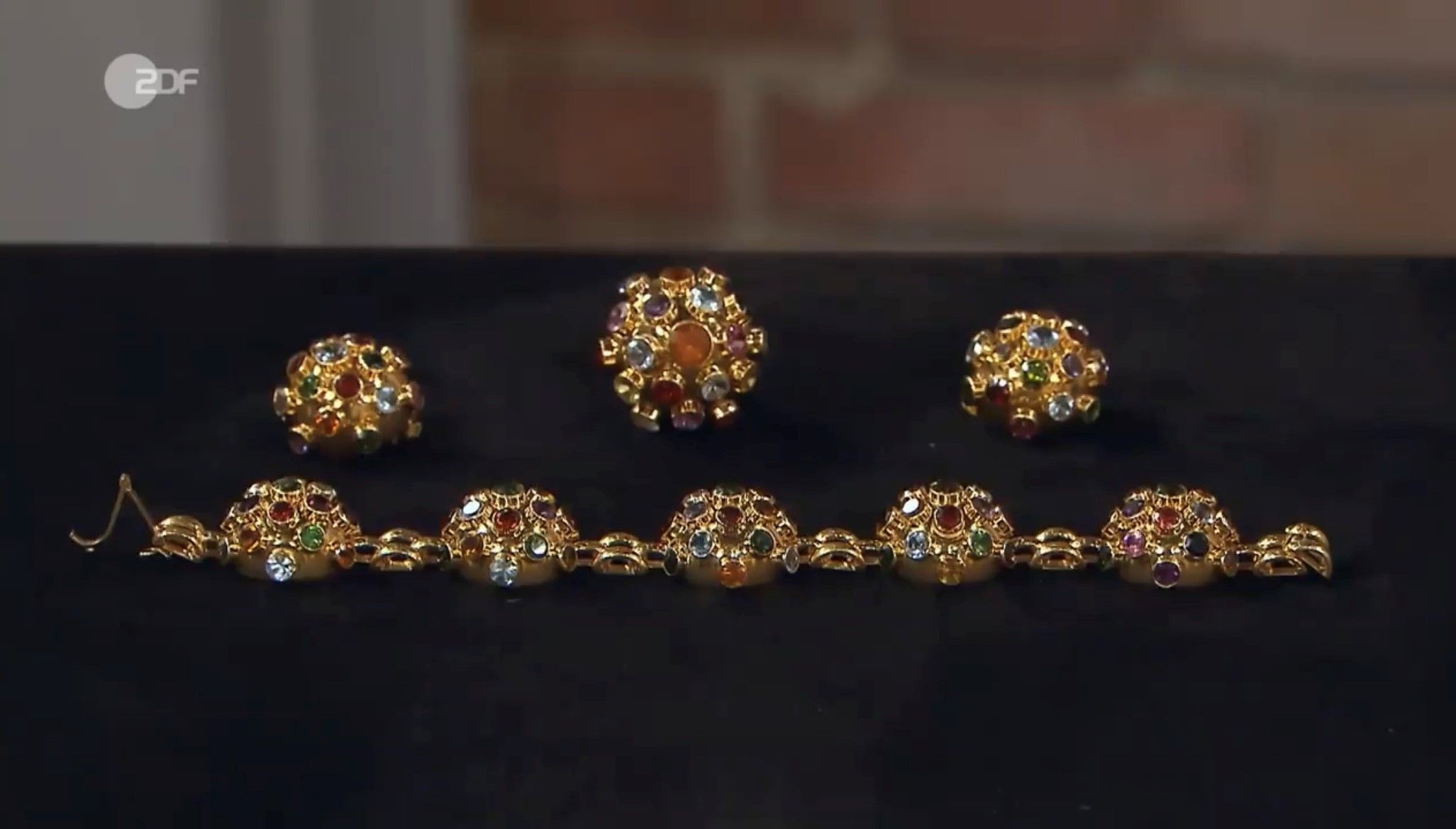 Image - Händlerin rastet bei „Bares für Rares“ aus: Star-Schmuck ballert böse