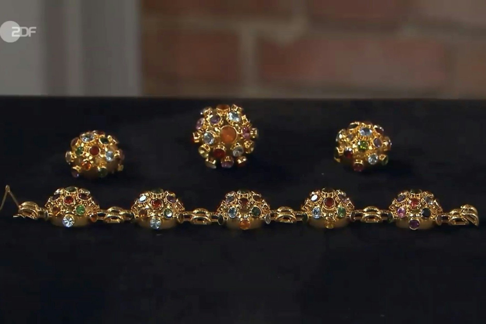 Diess Schmuckset soll bei „Bares für Rares“ verkauft werden.