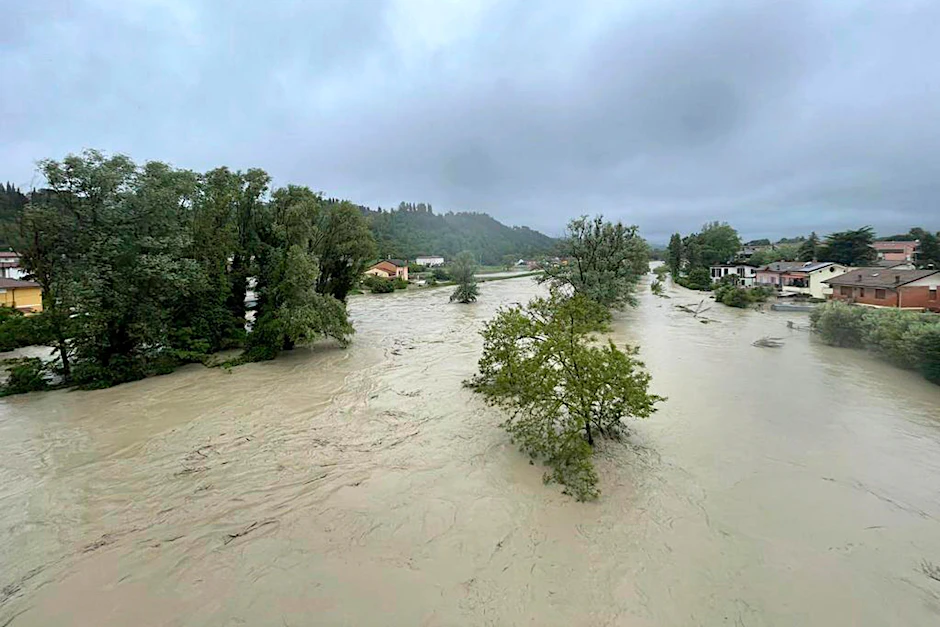 Nach heftigen Regenfällen gibt es in den italienischen Regionen Emilia-Romagna und den Marken teils dramatische Überschwemmungen.  