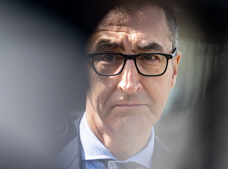 ARCHIV - «Meine Eltern wollten danach, dass ich mich öffentlich zurückhalte, damit ich nicht selber zur Zielscheibe werde»: Cem Özdemir über den Brandanschlag von Solingen.  