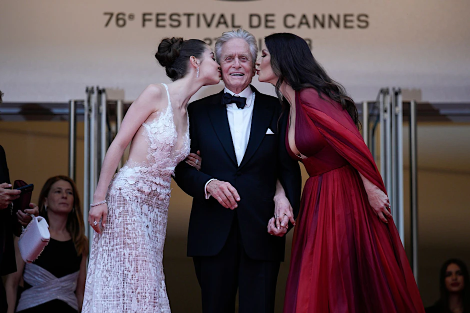 Es ist sein Abend: Michael Douglas bekommt nicht nur die Ehrenpalme, sonder auch ein Küsschen von Frau Catherine und Tochter Carys (l).  