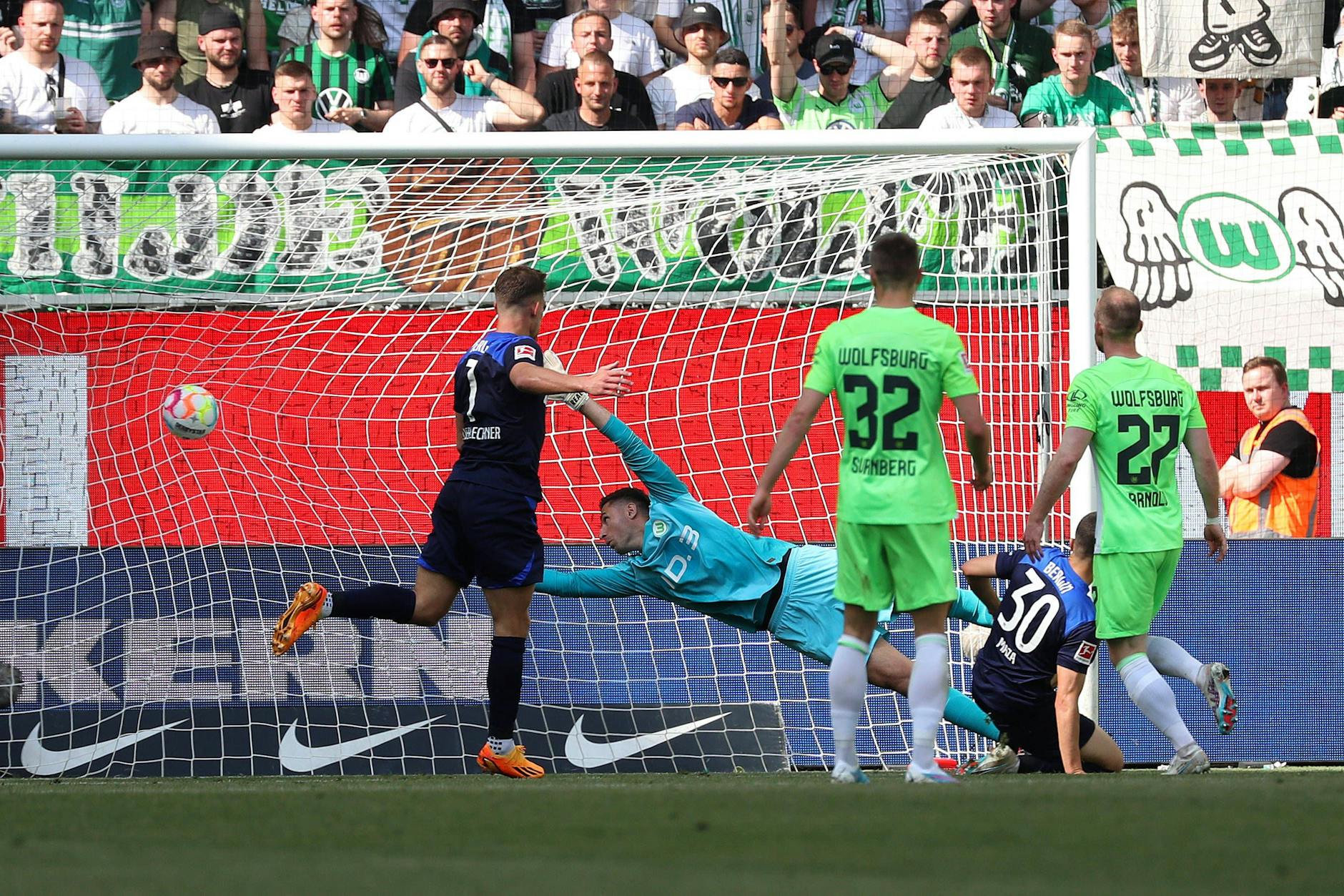 Was für eine Überraschung! Ibrahim Maza (r.) trifft in der 55. MInute gegen Wolfsburg zum 1:1 für Hertha.