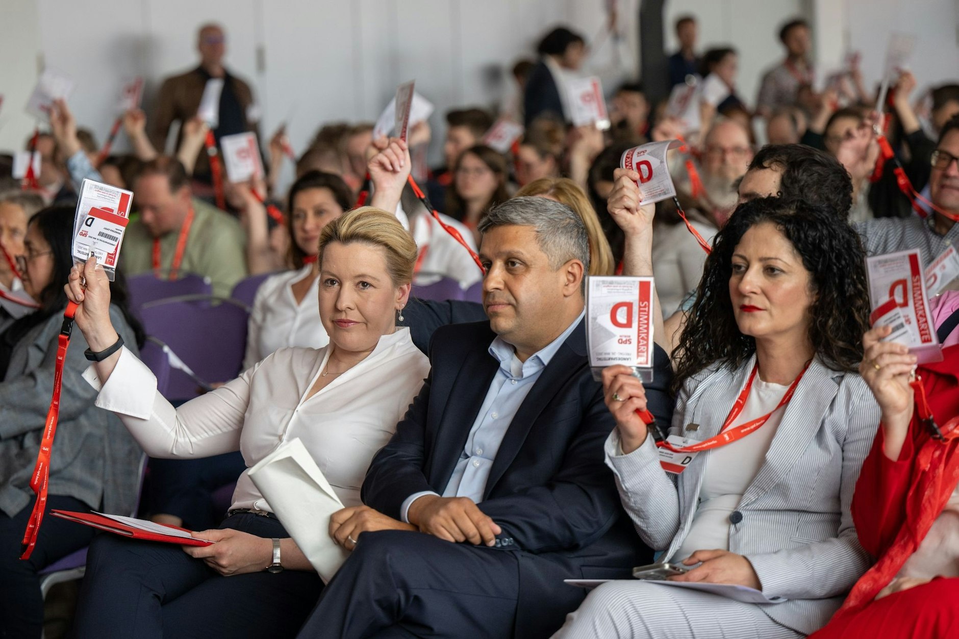 Zustimmung muss nicht Begeisterung bedeuten: Franziska Giffey, Raed Saleh und Cansel Kiziltepe auf dem Parteitag.
