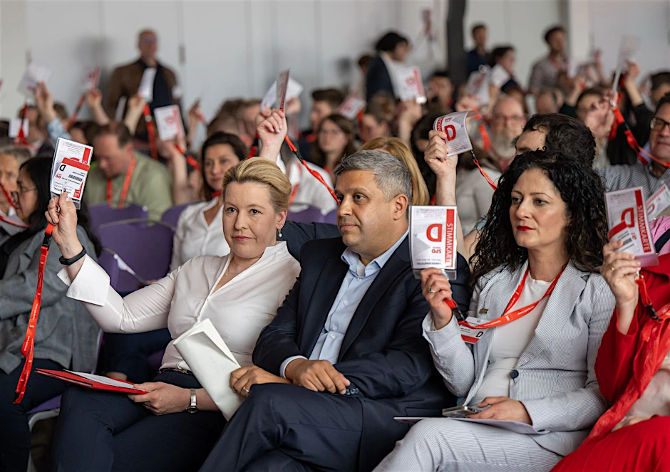 Zustimmung muss nicht Begeisterung bedeuten: Franziska Giffey, Raed Saleh und Cansel Kiziltepe auf dem Parteitag.