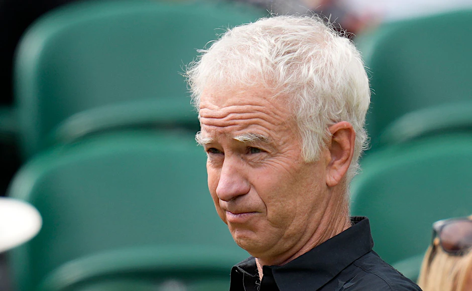 John McEnroe ist bei den French Open in Paris als Fernsehexperte im Einsatz.
