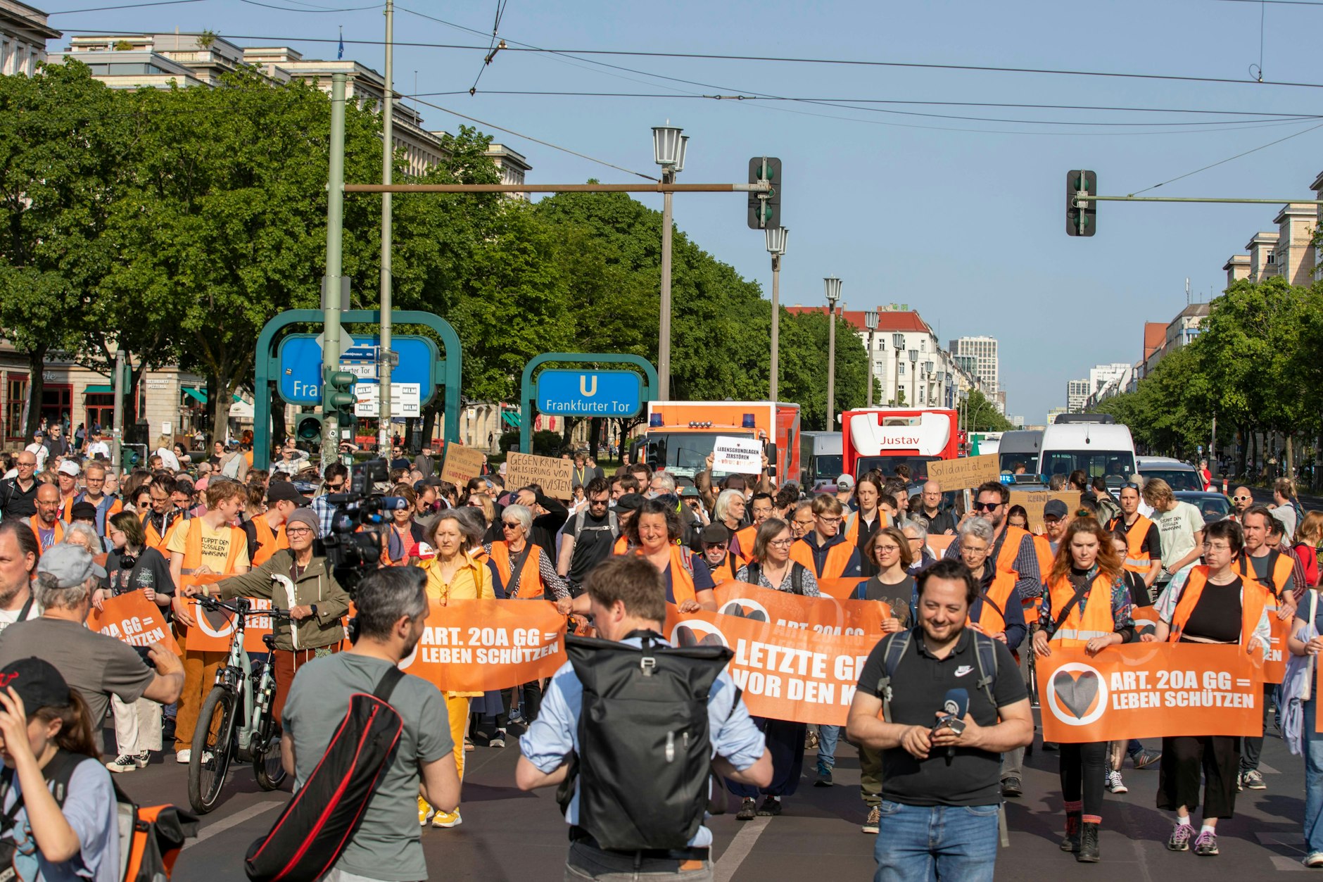 Die Letzte Generation bei einem Protestmarsch am Freitag in Friedrichshain. Die Gruppe kündigte weitere Protestmärsche an.