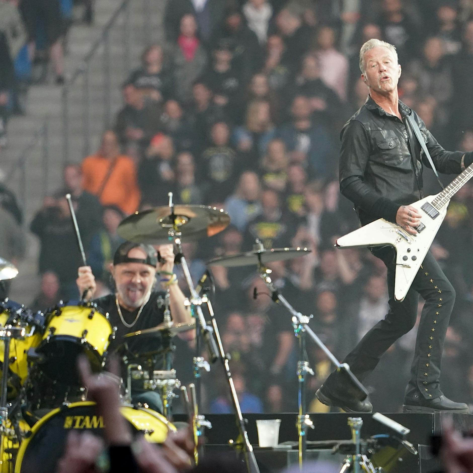 Glitzer, Feuer, Nagellack und Macho: Wie war das Metallica-Konzert in Hamburg?