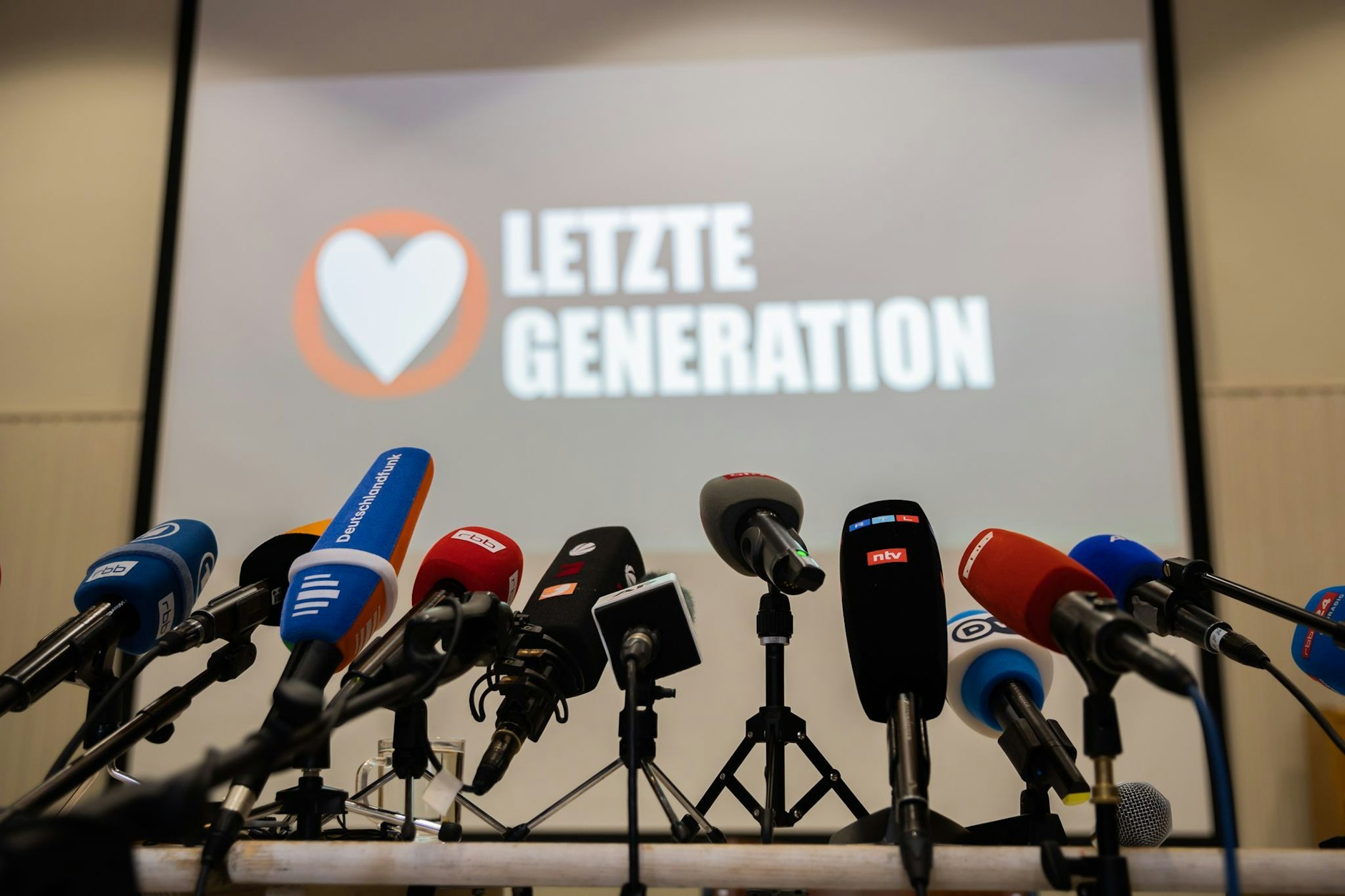 Die Klimaschutz-Aktivisten lenken mit Klebeaktionen an Kunstwerken und Verkehrsblockaden Aufmerksamkeit auf sich.  