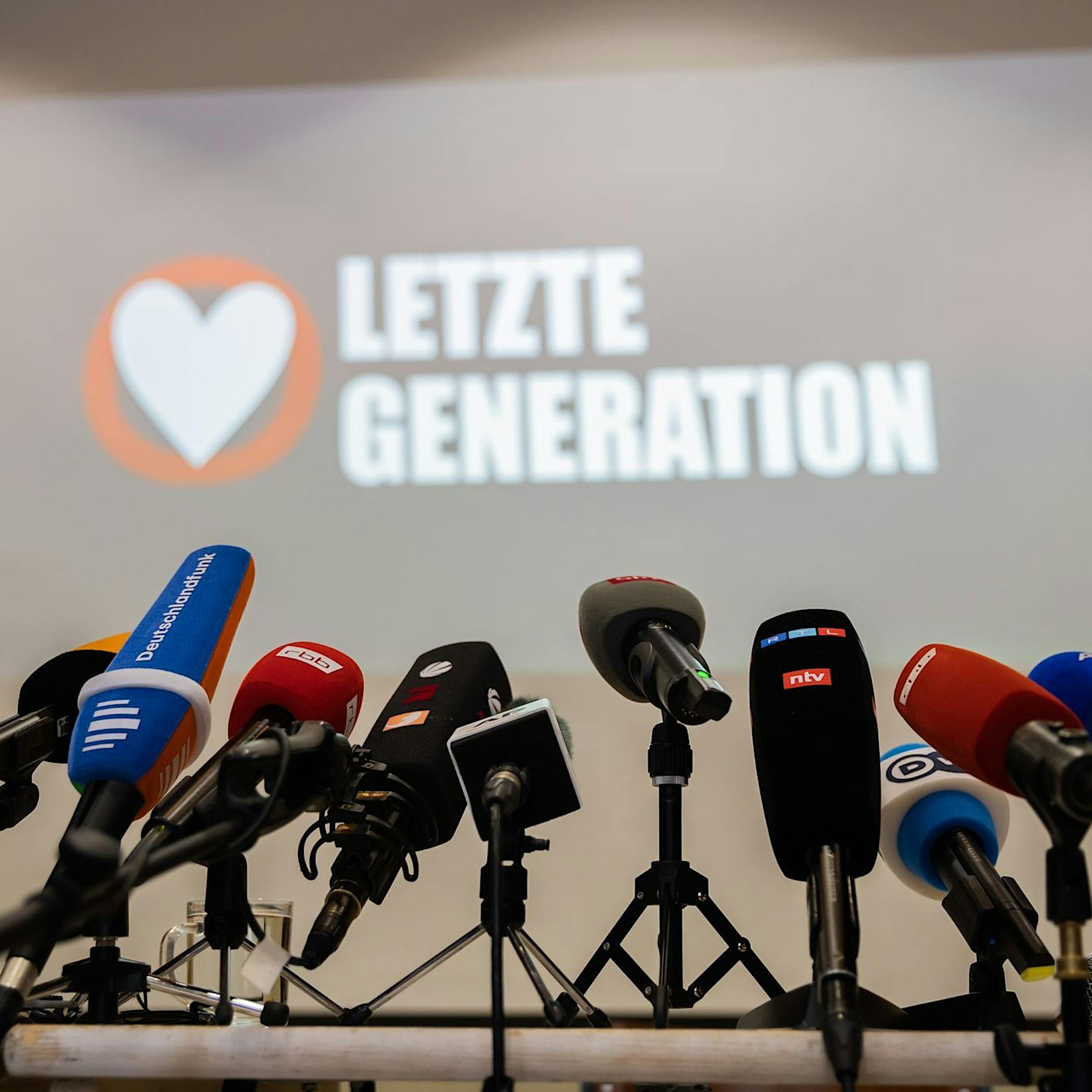 Kanzler: Klimakleber tun Klimaschutz keinen Gefallen