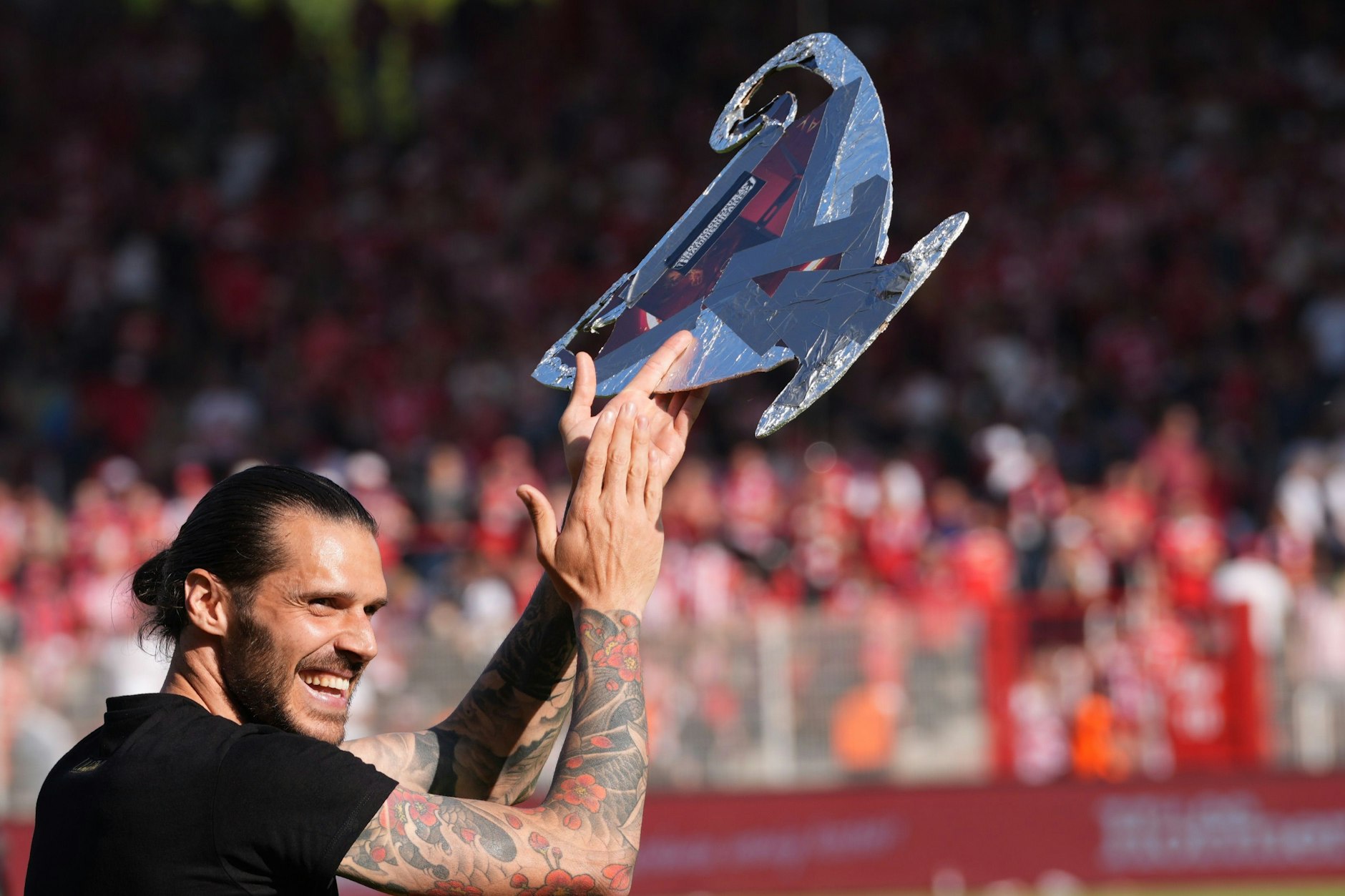 Christopher Trimmel, Kapitän des künftigen Champions-League-Teilnehmers 1. FC Union, muss Kumpel Torsten Mattuschka ein Tattoo stechen.