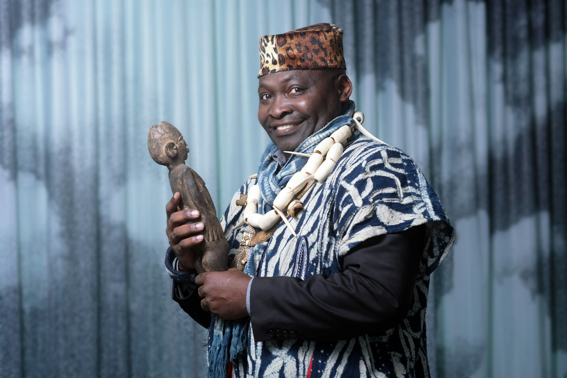 Dr. Guy Kouemu ist als Vertreter des Bamileke-Bangoua-Königs an den Gesprächen mit deutschen Museen über den Umgang mit Kunstobjekten aus der ehemaligen deutschen Kolonie Kamerun beteiligt.