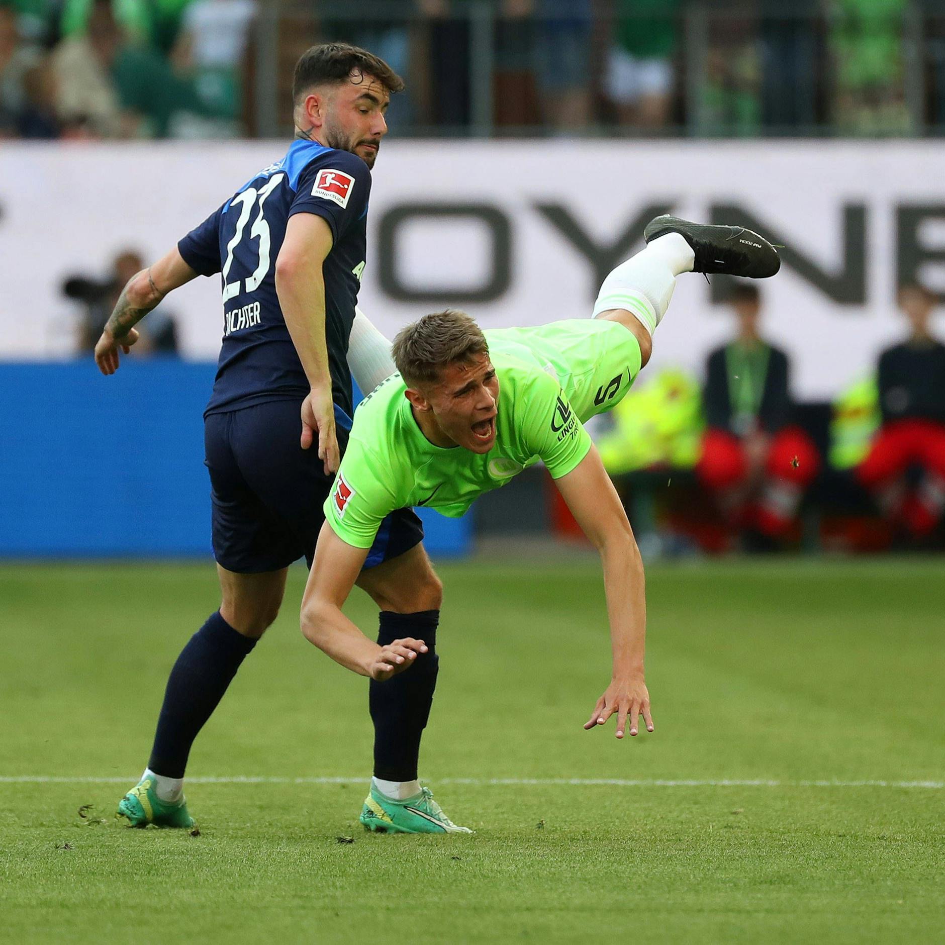 Herthas Marco Richter im Duell mit Wolfsburgs Micky van de Veen.