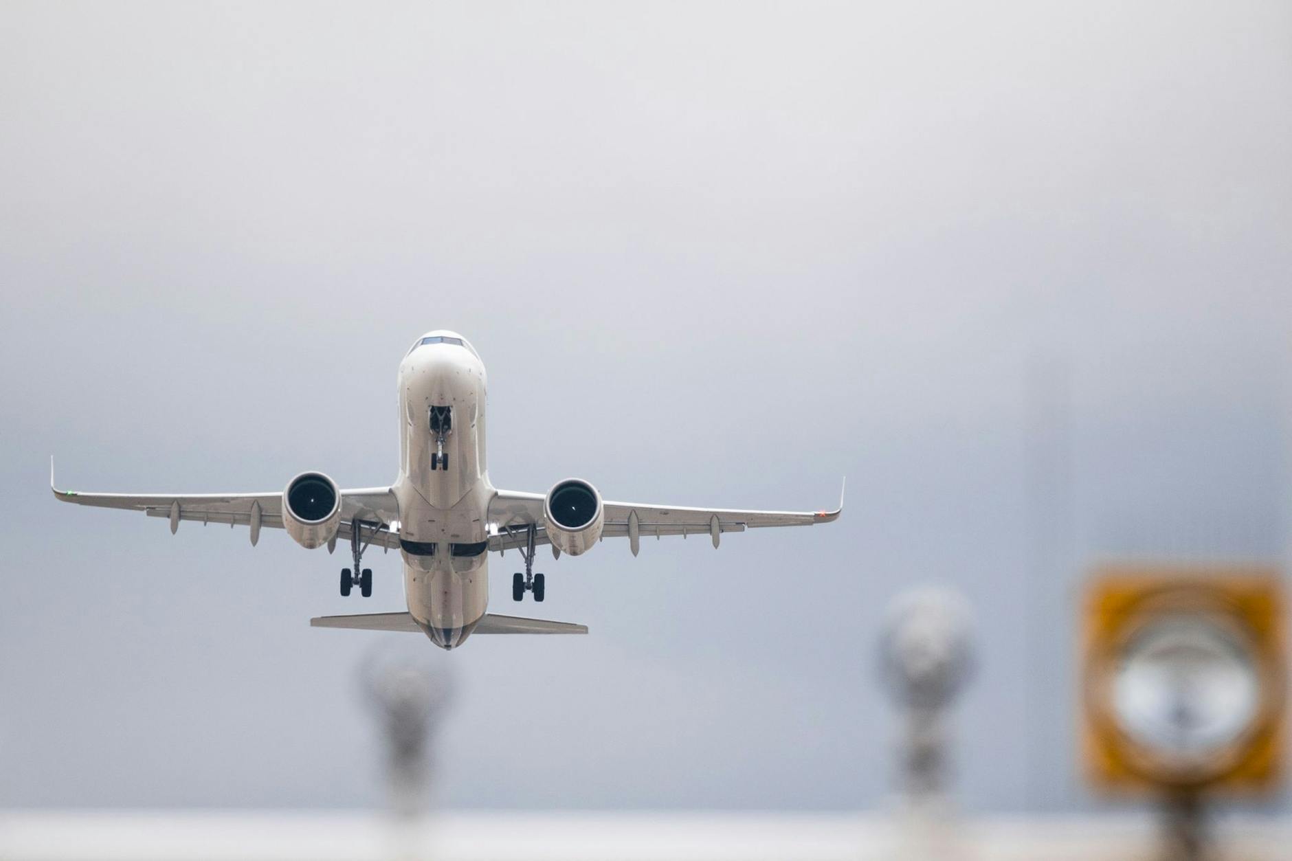 Ein Flugzeug startet am Flughafen Berlin Brandenburg (BER): In diesen Sommerferien sind Flüge spürbar teurer. 