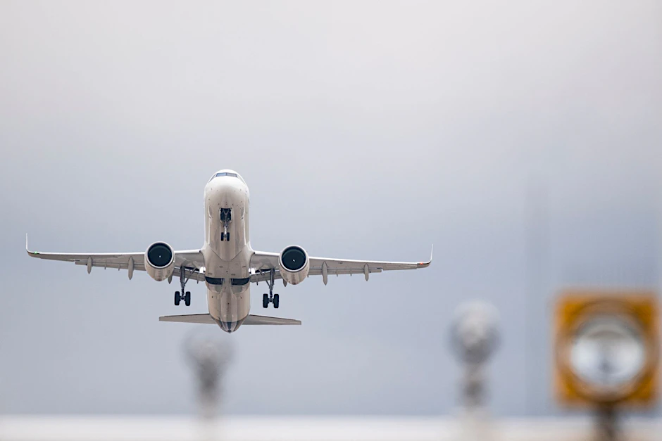 Ein Flugzeug startet am Flughafen Berlin Brandenburg (BER): In diesen Sommerferien sind Flüge spürbar teurer.&nbsp;