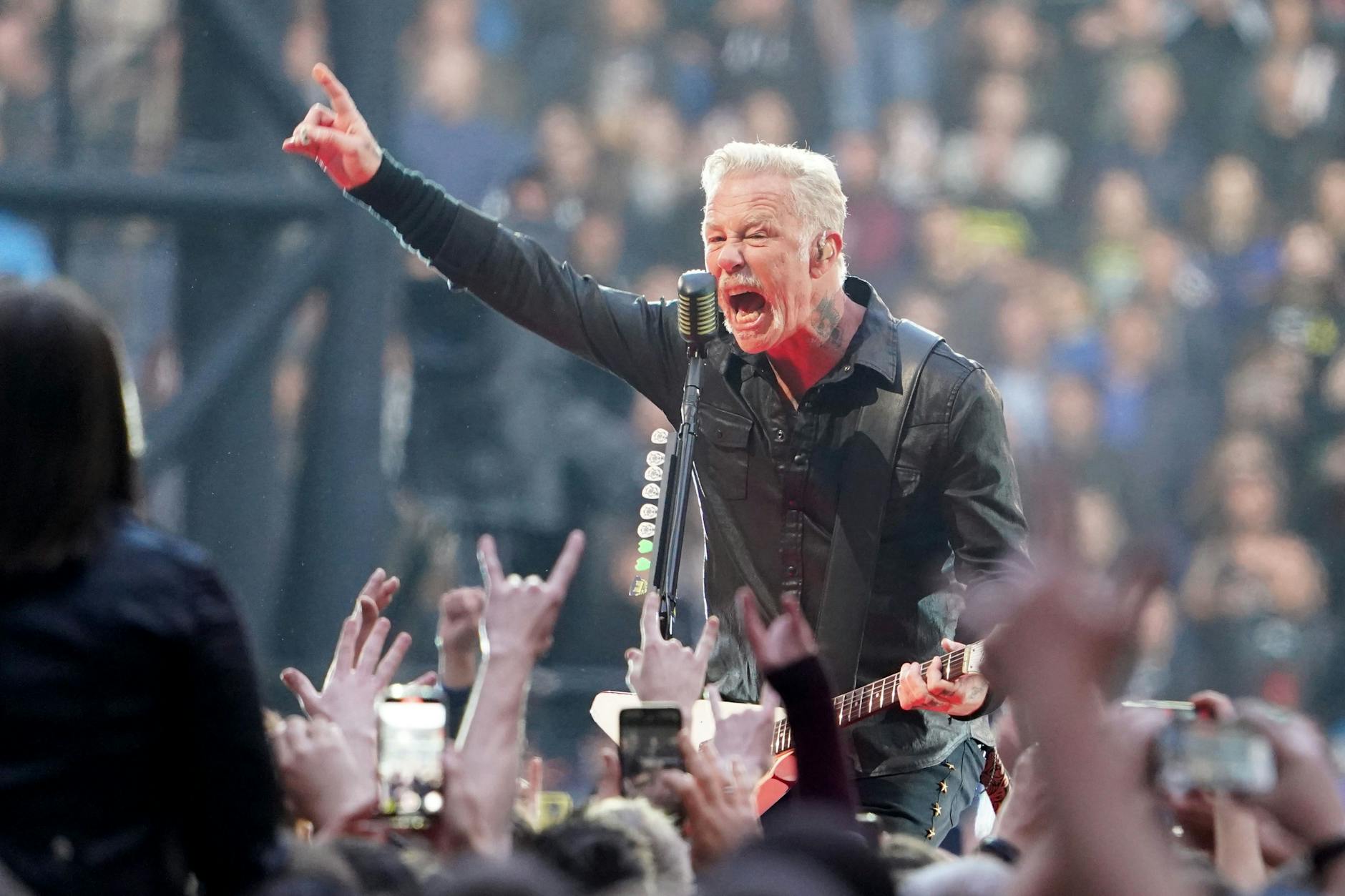 James Hetfield von der Band Metallica singt auf der Bühne im Volksparkstadion.