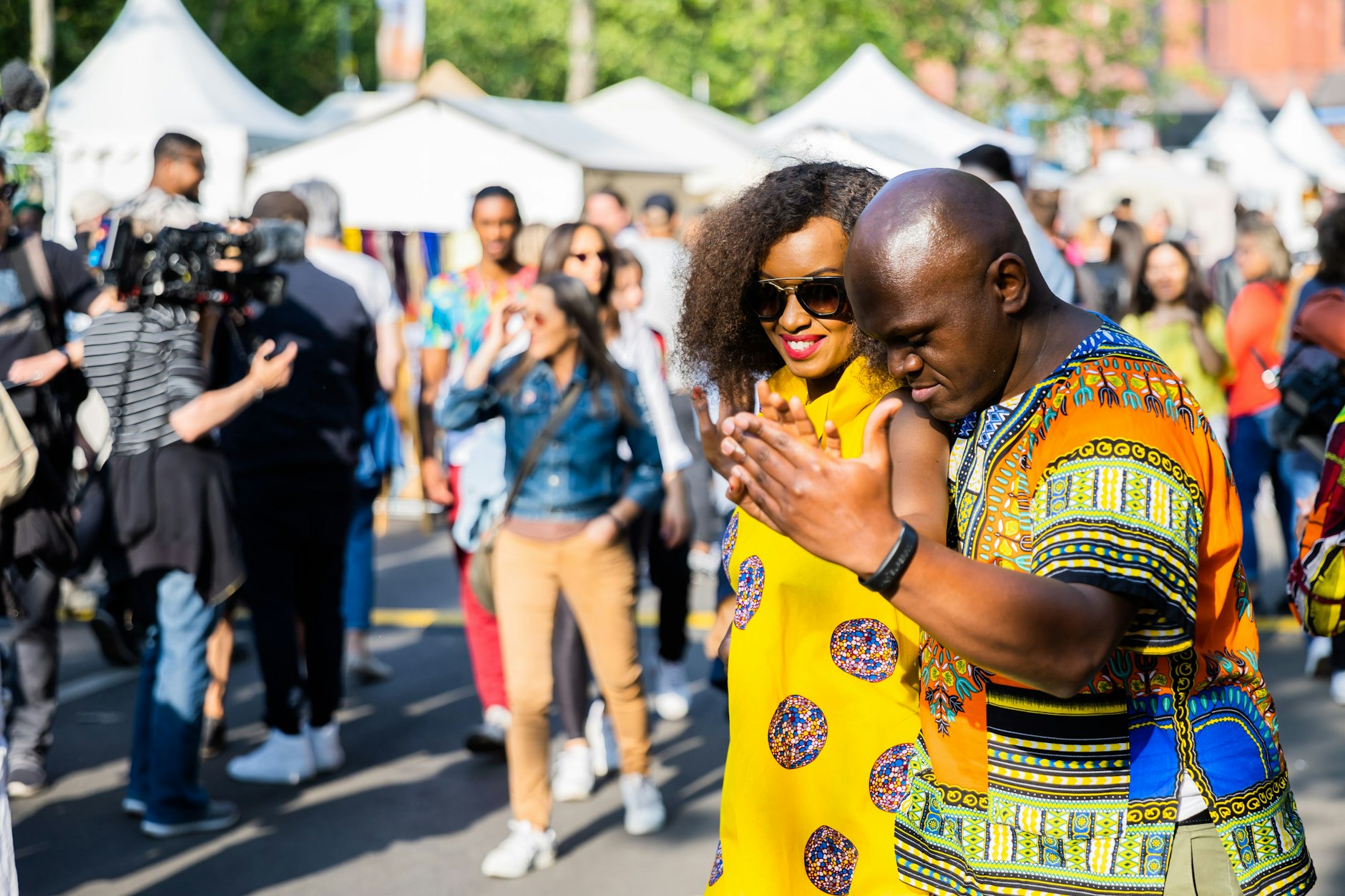 Simplice und Wendy tanzen beim Straßenfest am ersten Tag des Karnevals der Kulturen Kizomba. Rund eine halbe Million Menschen werden bis Pfingstmontag zur 25. Ausgabe in Berlin-Kreuzberg erwartet.