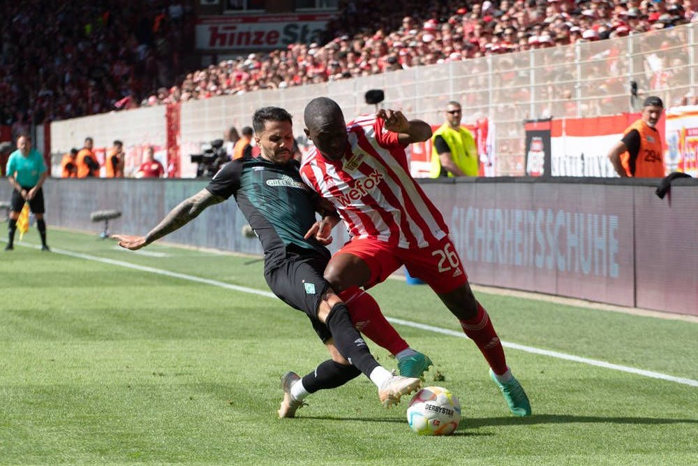 Jérôme Roussillon versucht an Bremens Leonardo Bittencourt vorbeizukommen.