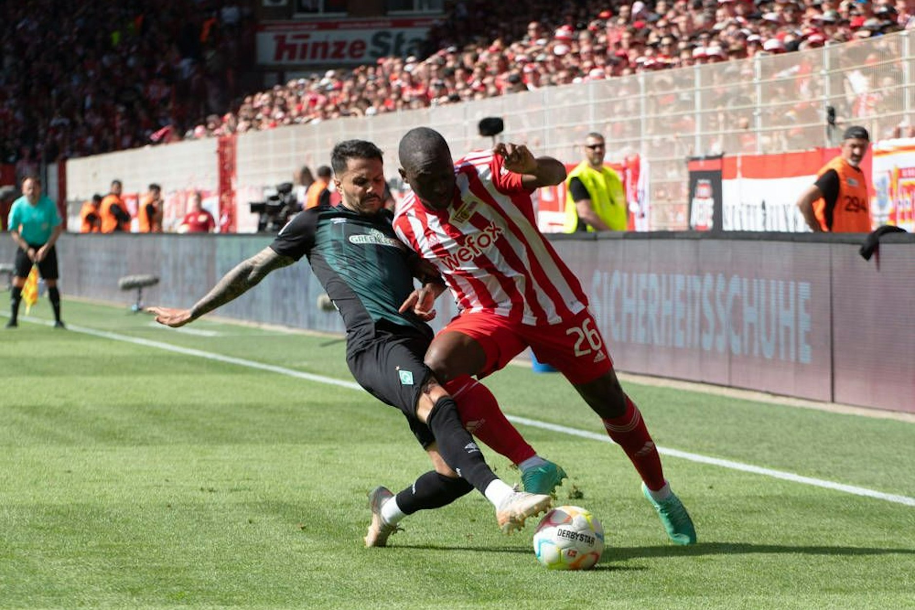 Jérôme Roussillon versucht an Bremens Leonardo Bittencourt vorbeizukommen.